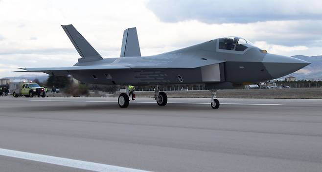 튀르키예가 개발 중인 5세대 전투기 칸이 활주로에 있다. TAI 제공