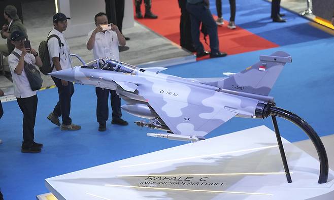 11일 자카르타에서 열린 인도 디펜스(Indo defense) 2025 전시회에서 인도네시아 공군용 라팔 전투기 모형이 전시되어 있다. AP통신