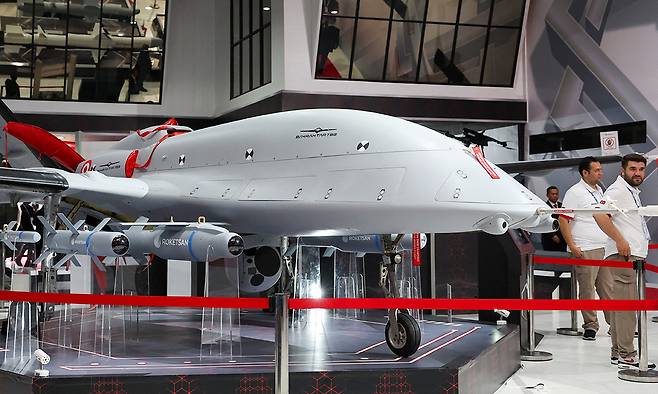 11일 자카르타에서 열린 인도 디펜스(Indo defense) 2025 전시회에서 튀르키예산 바이락타르 무인기가 전시되어 있다. 로이터