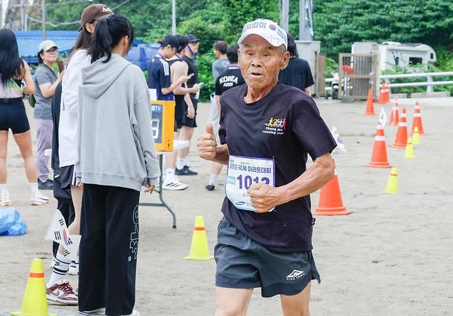 15일 경북 울릉군 울릉읍 울릉문화예술체험장에서 열린 독도지키기 제20회 울릉도 국제 마라톤대회에서 최고령 김구웅 참가자가 결승선을 통과하고 있다.