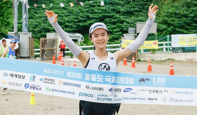 15일 경북 울릉군 울릉읍 울릉문화예술체험장에서 열린 독도지키기 제20회 울릉도 국제 마라톤대회에서 한지현 참가자가 여성부 1위로 결승선을 통과하고 있다.