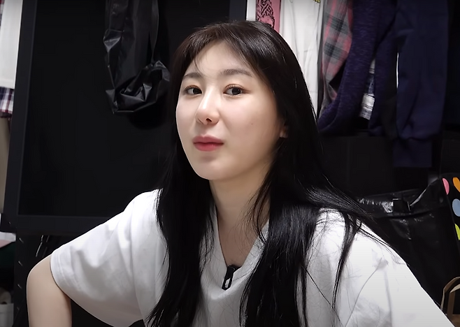 가수 이채연. 유튜브 채널 '캐릭캐릭 이채연' 캡처.