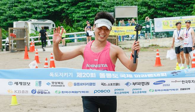 제20회 울릉도 국제 마라톤대회 남자부 풀코스 1위를 기록한 안은태 씨. 울릉=최상수 기자