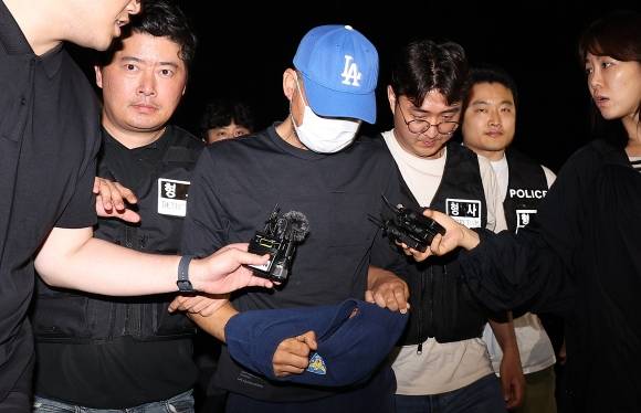 검거된 ‘신변보호 여성 살해’ 피의자 - 대구에서 신변보호 여성을 살해하고 도주한 피의자가 범행 나흘 만에 세종시 조치원읍에서 경찰에 붙잡혀 15일 대구 성서경찰서로 들어서고 있다. 2025.6.15. 연합뉴스