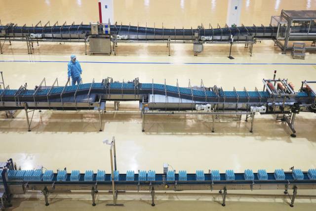 중국 지린성 연변조선족자치주 이도백하에 위치한 농심 백산수 신공장에서 한 직원이 생산라인의 공정을 살펴보고 있다.