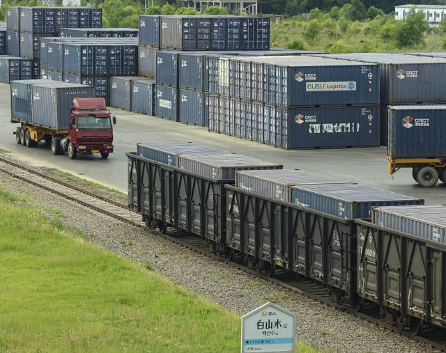 중국 지린성 연변조선족자치주 이도백하에 위치한 농심 백산수 신공장에서 철도와 컨테이너 차량 등을 통해 백산수가 유통되고 있는 모습.
