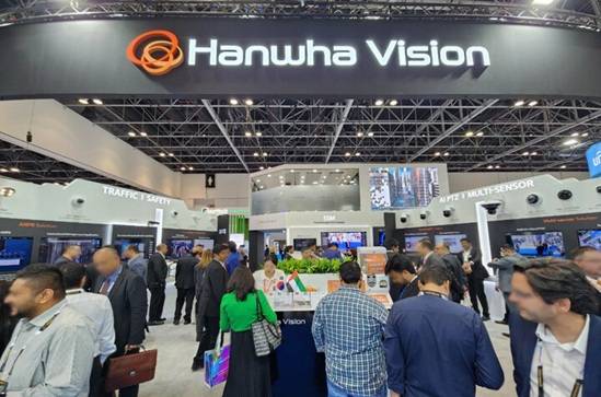 지난해 1월 17일 아랍에미리트(UAE) 두바이에서 열린 보안 전시회 ‘인터섹(Intersec) 2024’에 참여한 한화비전의 부스에서 참가자들이 둘러보고 있다. 사진제공=한화비전