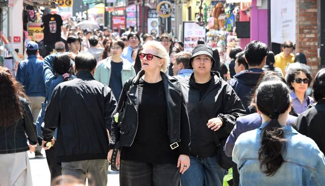 지난 4월 29일 서울 중구 명동거리가 외국인 관광객들로 붐비고 있다. 오승현 기자