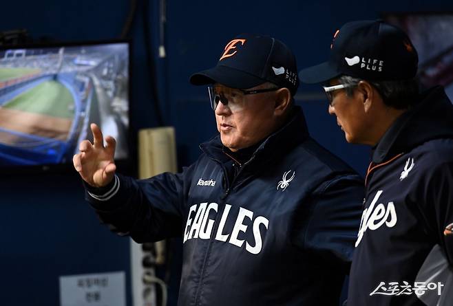 김경문 한화 감독(왼쪽)은 15일 대전 LG전을 앞두고 지난 14일 경기 연장 11회말 마지막 홈 아웃 상황에 대해 “베이스 코치가 잘못한 게 아니다”라며 목소리를 높였다. 김 감독은 “그런 상황이 100번 나와도 100번 또 돌리라 할 것”이라며 김재걸 주루코치의 선택이 옳았음을 강조했다.