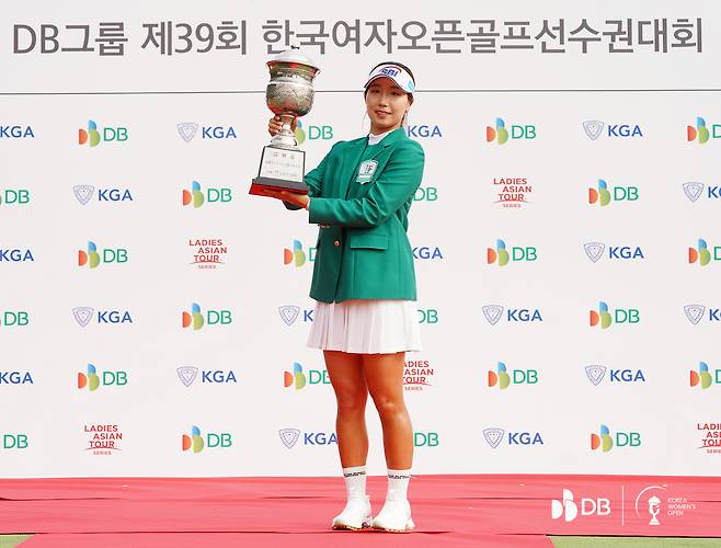이동은이 15일 충북 음성의 레인보우 힐스CC에서 열린 DB그룹 제39회 한국여자오픈 최종라운드에서 우승컵을 든 뒤 시상식에서 전통의 순회배 트로피를 들고 있다. |대회조직위 제공
