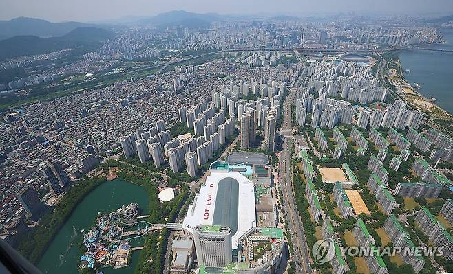 서울 주택 평균 매매가 10억원 돌파 (서울=연합뉴스) 김도훈 기자 = 서울 지역 주택(아파트·단독·연립주택) 평균 매매가격이 처음으로 10억원을 넘어섰다.
6일 KB국민은행에 따르면 지난달 서울 주택 평균 매매가는 10억398만원을 기록했다. 이는 KB국민은행 주택 가격 조사 시작 이래로 역대 최고가이자 사상 첫 10억원 돌파 기록이다. 사진은 6일 서울 송파구 롯데월드타워에서 바라본 주택단지 모습. 2025.6.6 superdoo82@yna.co.kr