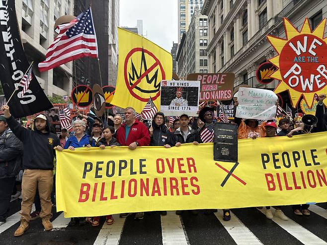 뉴욕 '노 킹스' 집회 시위대 (뉴욕=연합뉴스) 이지헌 특파원 = 14일(현지시간) 미국 뉴욕 맨해튼 거리에서 열린 '노 킹스' 집회에서 참가자들이 피켓을 들고 행진하고 있다. 2025.6.14 pan@yna.co.kr