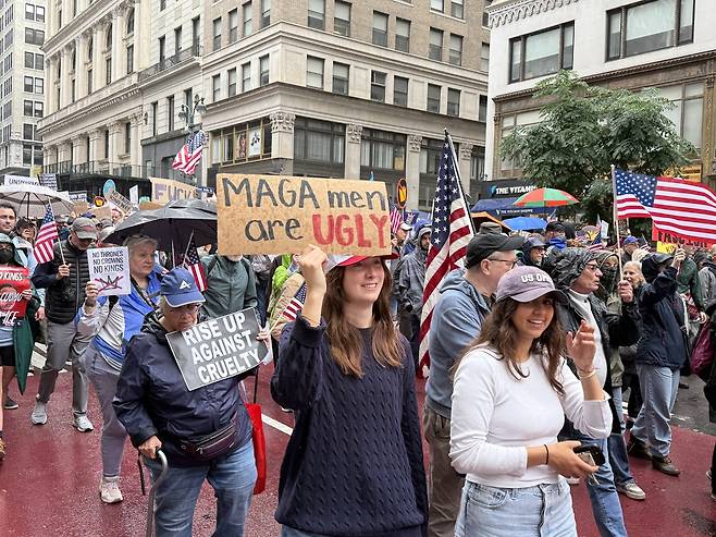 뉴욕 '노 킹스' 집회 시위대 (뉴욕=연합뉴스) 이지헌 특파원 = 14일(현지시간) 미국 뉴욕 맨해튼 거리에서 열린 '노 킹스' 집회에서 참가자들이 피켓을 들고 행진하고 있다. 2025.6.14 pan@yna.co.kr