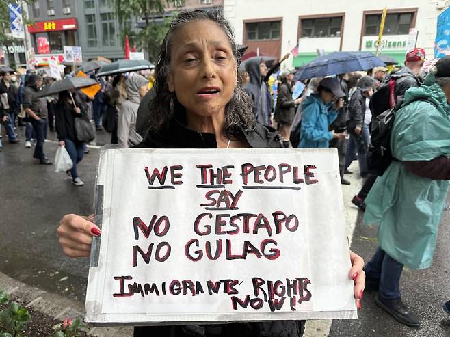 피켓 들고 있는 뉴욕 '노 킹스' 시위자 (뉴욕=연합뉴스) 이지헌 특파원 = 14일(현지시간) 미국 뉴욕 맨해튼 거리에서 열린 '노 킹스' 집회 현장에서 토니 씨가 피켓을 들어보이고 있다. 2025.6.14 pan@yna.co.kr