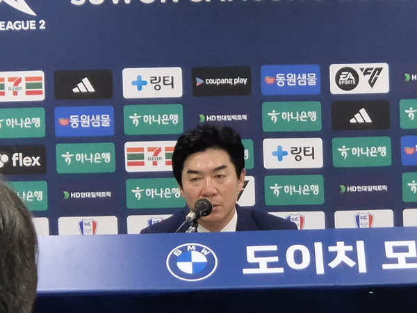 윤정환 인천유나이티드 감독이 15일 수원월드컵경기장에서 열린 수원삼성과의 리그 15라운드 경기에서 2-1로 승리한 후 기자회견을 하고 있다. 2025.6.15 /이영선기자 zero@kyeongin.com