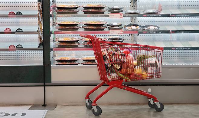 한 마트 장바구니 카트가 놓여있다. 사진=연합뉴스.