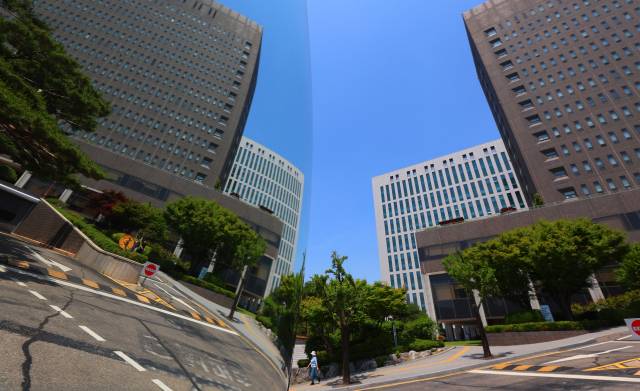 사진은 지난 5일 서울 서초구 서울중앙지검 청사와 주차장 거울에 비친 청사 모습. 연합뉴스