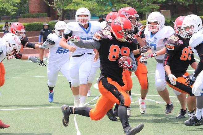 지난 15일 대구가톨릭대 구장에서 열린 경북대와 한동대 경기에서 경북대 러닝백 라환철이 한동대 측면을 돌파하고 있다.<대구경북미식축구협회 제공>