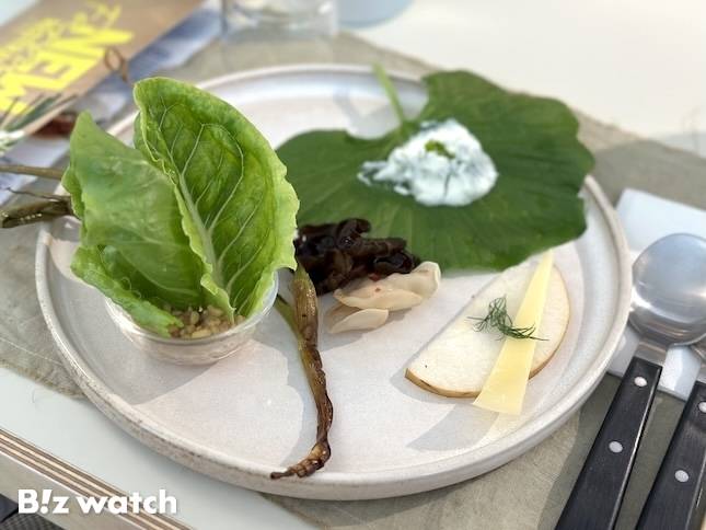 뉴파머스 프로젝트에 참여 중인 청년농부가 직접 길러낸 식재료들을 절이거나 구워낸 '뉴파머스 플레이트'. / 사진=정혜인 기자 hij@