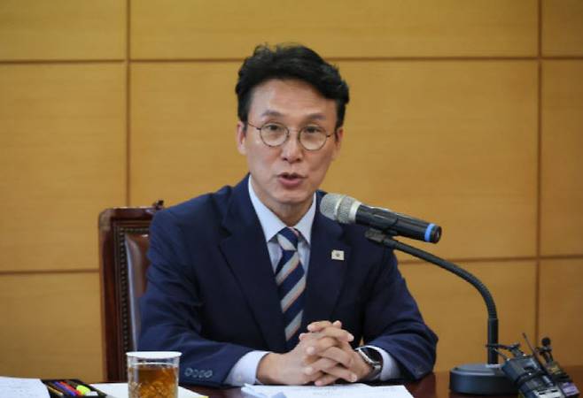 김민석 국무총리 후보자가 16일 서울 종로구 통의동 금융감독연수원에 마련된 청문회 준비단 사무실에서 열린 경제·민생분야 부처 업무보고에서 발언하고 있다. (사진=연합뉴스)