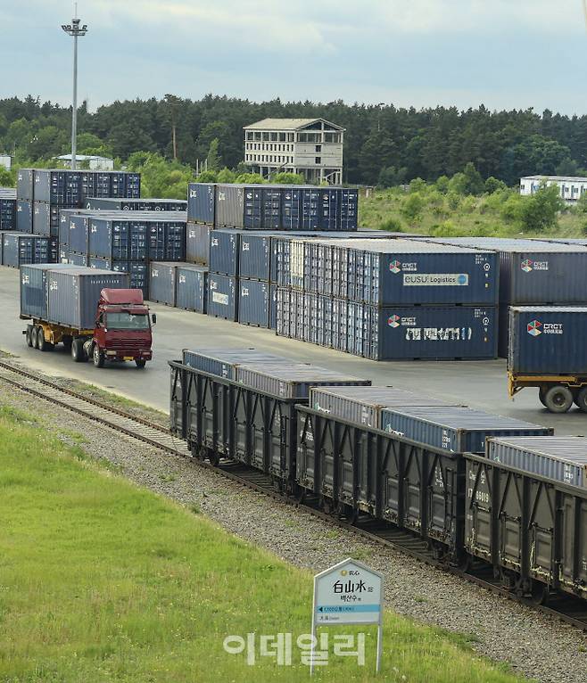 지난 11일 중국 연변조선족자치구 이도백하진 농심 백산수 공장 내부 전용 철도역에서 트럭들이 생산품을 상차하고 있다.