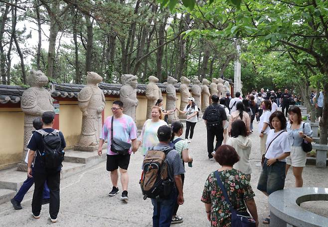 지난 달 13일 오전 부산 기장군 해안절벽에 위치한 해동용궁사에 내외국인 관광객들이 사찰을 둘러보고 있다. (사진=연합뉴스)