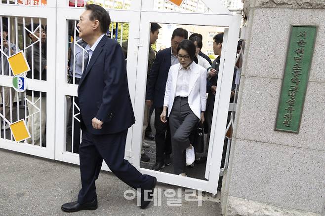 윤석열 전 대통령과 김건희 여사가 21대 대통령 선거일인 3일 서울 서초구 원명초등학교에 마련된 서초4동 제3투표소에서 투표를 마친 뒤 차량으로 향하고 있다 (사진=연합뉴스)