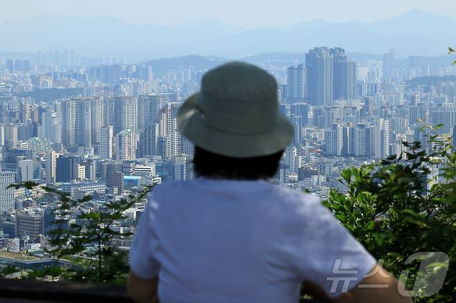 서울 남산을 찾은 시민이 도심 아파트단지 등을 바라보고 있다. ⓒ News1 박정호 기자
