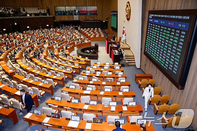 김재섭, 한지아, 안철수, 김예지 국민의힘 의원이 5일 오후 서울 여의도 국회 본회의에서 김건희 여사 특검법(김건희와 명태균·건진법사 관련 국정농단 및 불법 선거 개입 사건 등 진상규명을 위한 특별검사 임명 등에 관한 법률안) 찬성 표결을 한 뒤 퇴장하고 있다. 이 법안은 재적 296인, 재석 198인, 찬성 194인, 반대 3인, 기권 1인으로 통과됐다. 2025.6.5/뉴스1 ⓒ News1 안은나 기자
