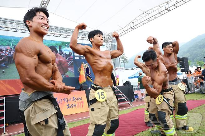 16일 충남 공주시 중앙소방학교에서 열린 제38회 전국소방기술경연대회에서 몸짱 소방관 경연에 참석한 일선 소방관들이 멋진 자세를 선보이고 있다. 2025.6.16/뉴스1 ⓒ News1 김기남 기자