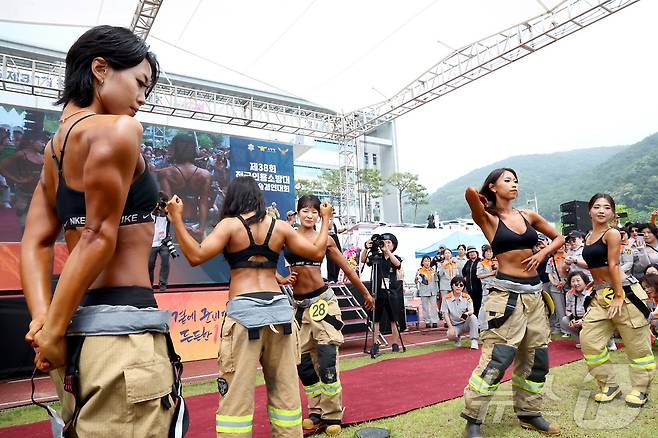 16일 충남 공주시 중앙소방학교에서 열린 제38회 전국소방기술경연대회에서 몸짱 소방관 경연에 참석한 일선 소방관들이 멋진 자세를 선보이고 있다. 2025.6.16/뉴스1 ⓒ News1 김기남 기자