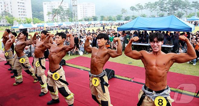 16일 충남 공주시 중앙소방학교에서 열린 제38회 전국소방기술경연대회에서 몸짱 소방관 경연에 참석한 일선 소방관들이 멋진 자세를 선보이고 있다. 2025.6.16/뉴스1 ⓒ News1 김기남 기자