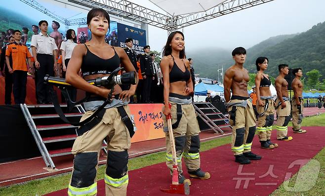 16일 충남 공주시 중앙소방학교에서 열린 제38회 전국소방기술경연대회 런어웨이 행사에 참여한 일선 몸짱 소방관들이 방화복을 입고 포즈를 취하고 있다. 2025.6.16/뉴스1 ⓒ News1 김기남 기자