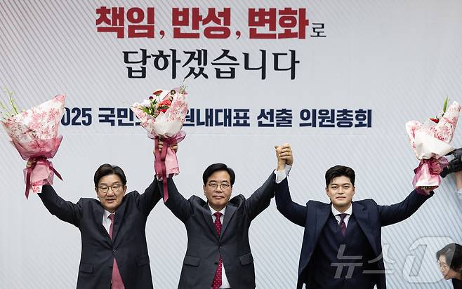 송언석 국민의힘 신임 원내대표(가운데)와 김용태 비상대책위원장, 권성동 전 원내대표가 16일 오후 서울 여의도 국회에서 열린 국민의힘 원내대표 선출을 위한 의원총회에서 선출된 후 기념촬영을 하고 있다. 2025.6.16/뉴스1 ⓒ News1 이재명 기자
