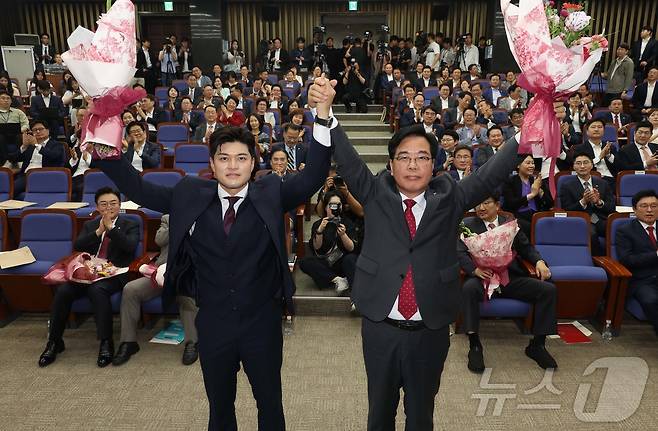 송언석 국민의힘 신임 원내대표와 김용태 비상대책위원장이 16일 오후 서울 여의도 국회에서 열린 국민의힘 원내대표 선출을 위한 의원총회에서 선출된 후 기념촬영을 하고 있다. (공동취재) 2025.6.16/뉴스1 ⓒ News1 이재명 기자