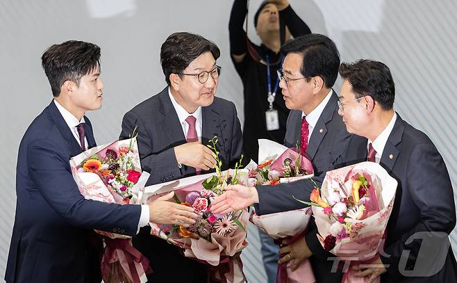 송언석 국민의힘 신임 원내대표가 16일 오후 서울 여의도 국회에서 열린 국민의힘 원내대표 선출을 위한 의원총회에서 선출된 후 김용태 비상대책위원장, 권성동 전 원내대표를 비롯한 후보자들에게 축하를 받고 있다. 2025.6.16/뉴스1 ⓒ News1 이재명 기자