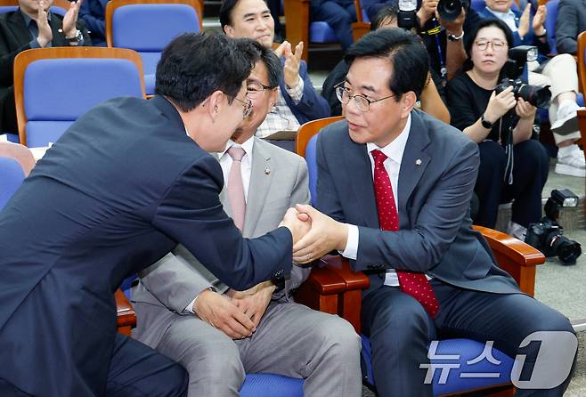 국민의힘 신임 원내대표로 선출된 송언석 의원(왼쪽)이 16일 오후 서울 여의도 국회에서 열린 의원총회에서 선출 확정 후 김성원, 이헌승 후보로부터 축하를 받고 있다. 2025.6.16/뉴스1 ⓒ News1 안은나 기자