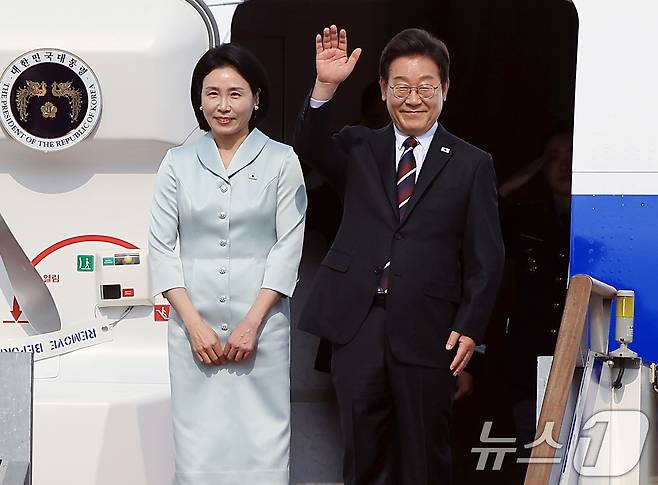 이재명 대통령과 부인 김혜경 여사가 캐나다에서 열리는 주요7개국(G7) 정상회의 참석을 위해 16일 오후 경기도 성남 서울공항을 통해 출국하고 있다. 역대 대통령 가운데 가장 빠른 취임 12일 만의 첫 해외 방문에 나서는 이 대통령은 의장국인 캐나다의 공식 초청에 따라 옵서버(참관국) 자격으로 G7 확대회의에 참석한다. 2025.6.16/뉴스1 ⓒ News1 박정호 기자