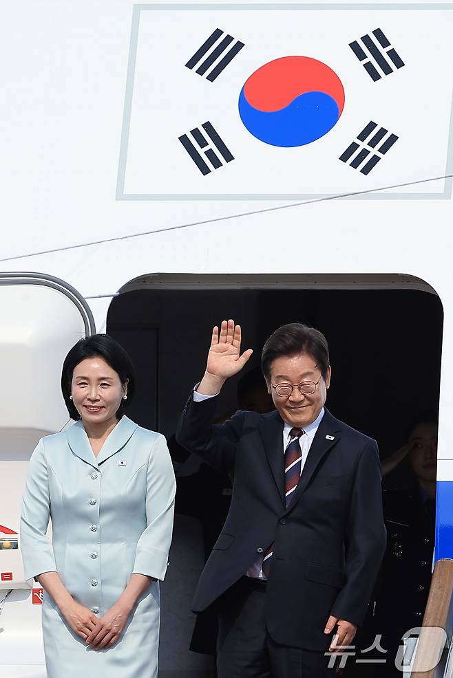 이재명 대통령과 부인 김혜경 여사가 캐나다에서 열리는 주요7개국(G7) 정상회의 참석을 위해 16일 오후 경기도 성남 서울공항을 통해 출국하고 있다. 2025.6.16/뉴스1 ⓒ News1 박정호 기자