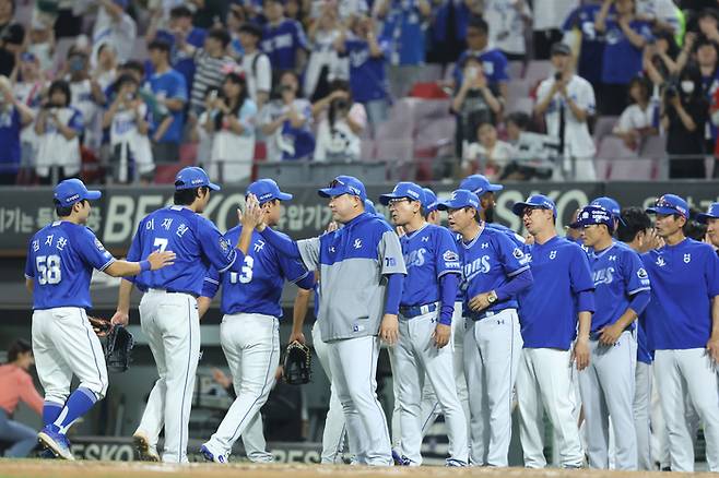 삼성 박진만 감독(가운데)이 10일 광주-기아 챔피언스 필드에서 열린 2025 KBO리그 KIA전 승리 후 선수들과 하이파이브 하고 있다. 사진 | 삼성 라이온즈