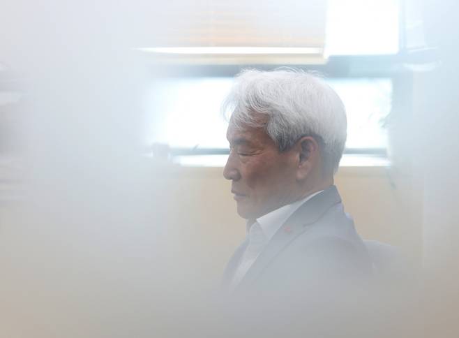 상벌위원회 출석한 광주FC 노동일 대표이사
(서울=연합뉴스) 김도훈 기자 = 프로축구 K리그1 광주FC 노동일 대표이사가 12일 상벌위원회 출석을 위해 서울 종로구 한국프로축구연맹을 찾아 대기실에서 대기하고 있다. 이날 상벌위원회에서는 재정 건전화 규정을 지키지 못한 광주FC와 경기 후 기자회견에서 심판의 이름을 직접 언급한 이정효 광주 감독에 대한 상벌위원회가 열렸다. 2025.6.12 superdoo82@yna.co.kr