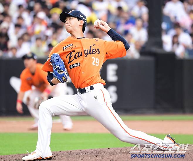 15일 대전 한화생명볼파크에서 열린 한화와 LG의 경기. 투구하고 있는 한화 황준서. 대전=송정헌 기자songs@sportschosun.com/2025.06.15/