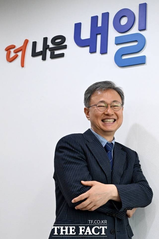 장인홍 구로구청장이 10일 오후 서울 구로구 구로구청 구청장실에서 <더팩트>와 인터뷰에 앞서 포즈를 취하고 있다. /남용희 기자