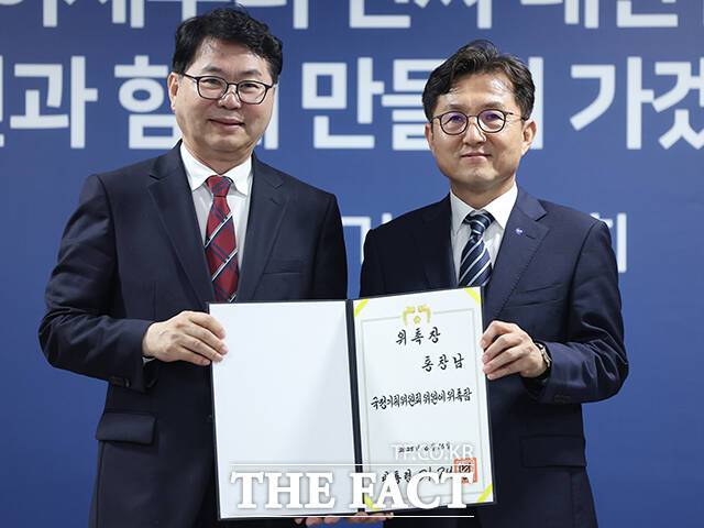 사회2분과장을 맡은 홍창남 부산대 부총장(오른쪽)이 기념촬영을 하고 있다.