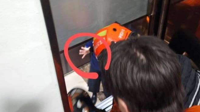 승강기에 갇힌 직원 구조하는 소방대원. 연합뉴스, 독자제공