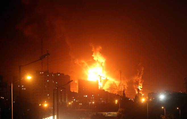 15일 이스라엘의 이란 공습이 사흘째 이어지는 가운데 이란의 수도 테헤란의 한 유류 저장고에서 화염이 솟아오르고 있다. 이스라엘 정보 기관 모사드는 이란의 주요 시설의 위치를 사전에 정말 파악, 내부에서 폭탄 유도 정치를 설치하는 공작을 장기간 준비했다./EPA 연합뉴스