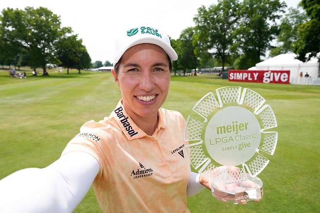 카를로타 시간다가 16일 미국 미시건주 블라이더필드 컨트리클럽에서 LPGA 투어 마이어 클래식 우승 트로피를 들고 있다./AFP 연합뉴스