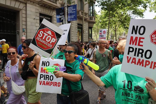 15일 스페인 바르셀로나에서 과잉 관광에 반대하는 시위대가 관광객을 향해 물총을 쏘고 있다./AFP 연합뉴스