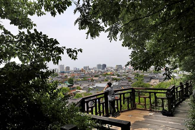 '오목대 전망대'에 서면 전주한옥마을 일대가 발아래 펼쳐진다. / 주민욱 영상미디어 기자