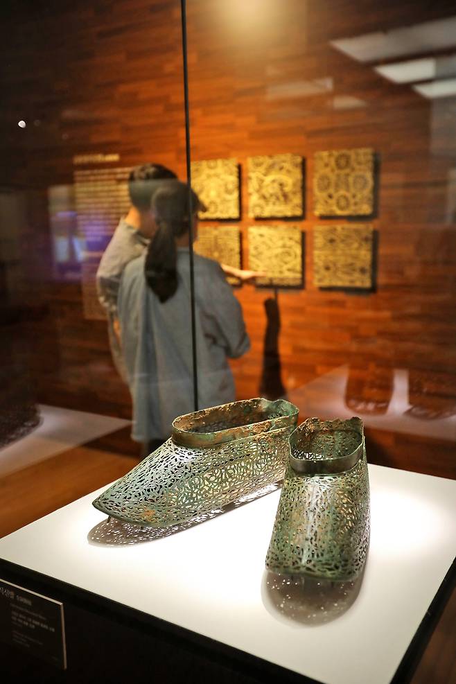 국립전주박물관의 '고창 봉덕리무덤 출토 금동장식신발'. 5세기 중반 고창 봉덕리 지역에 살았던 정치 세력의 위상을 잘 보여주는 유물이다. / 주민욱 영상미디어 기자